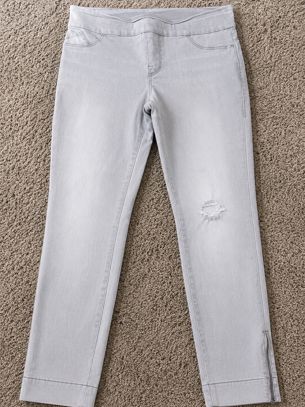 Rock & Republic Light Gray Skinny Jeans with Distressed Knee